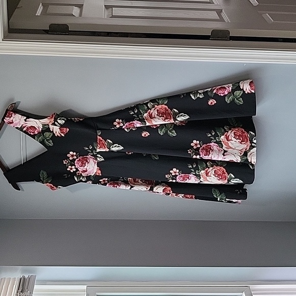 Dresses & Skirts - Sleeveless floral print summer dress